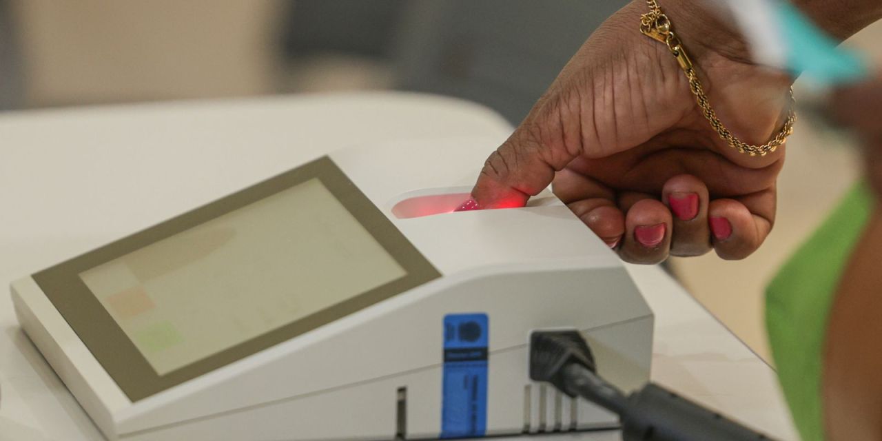 Urna eletrônica em votação