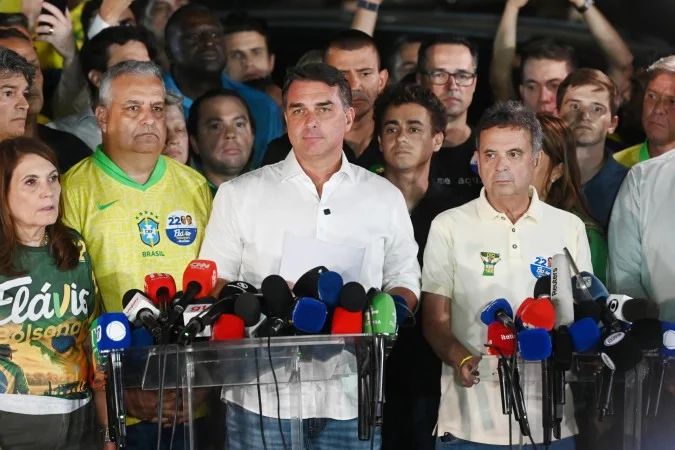 Passaportes sobre mesa com carimbos