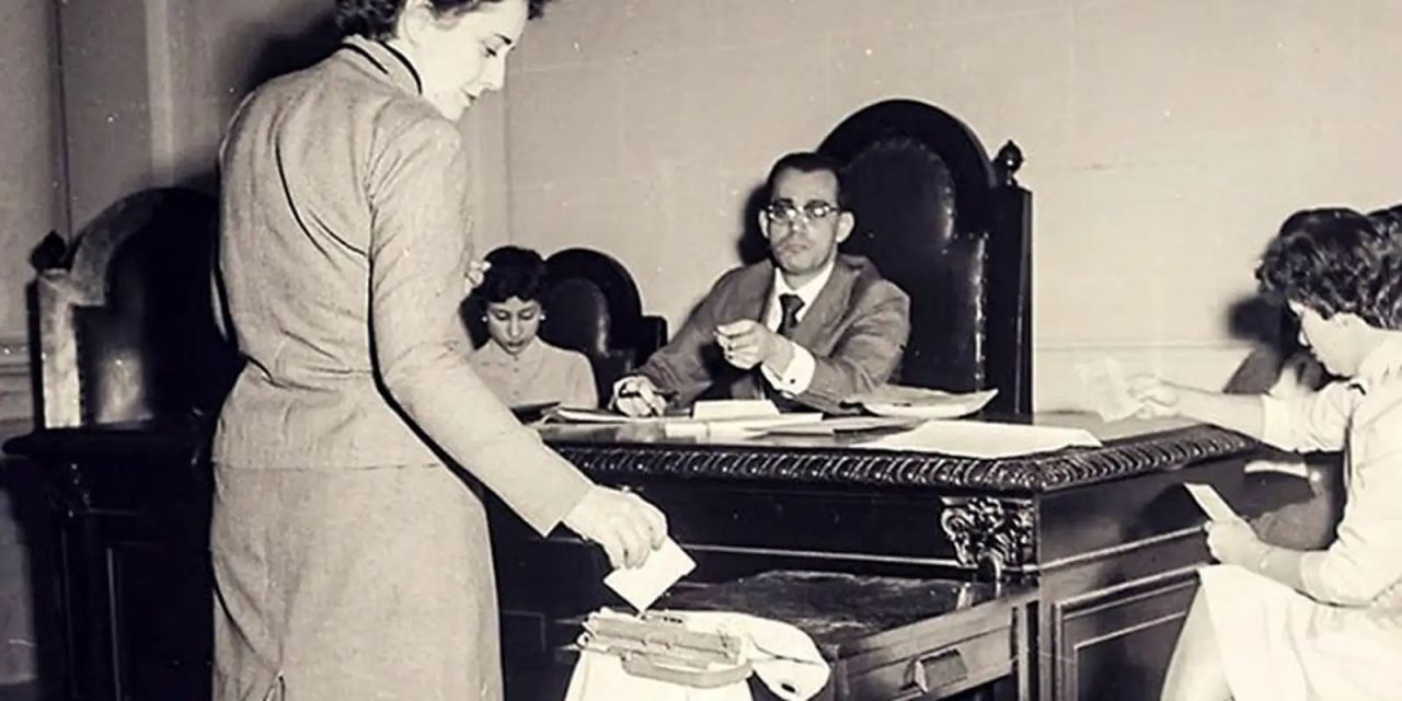 mulheres em fila de votação