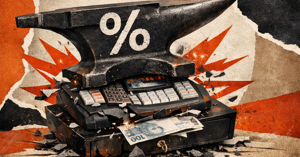 consumidor analisando fatura de cartão