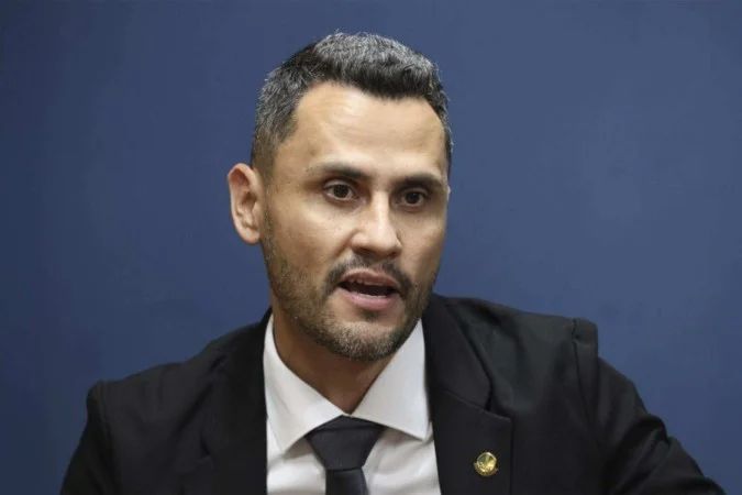 Cleitinho Azevedo ao lado de dirigentes do Republicanos