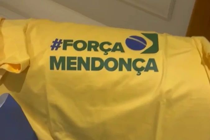 Camisas com frases de apoio a André Mendonça distribuídas em ato em São Paulo