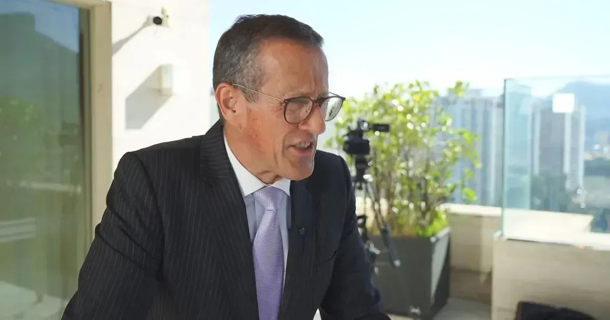 Richard Quest olhando pela janela de avião