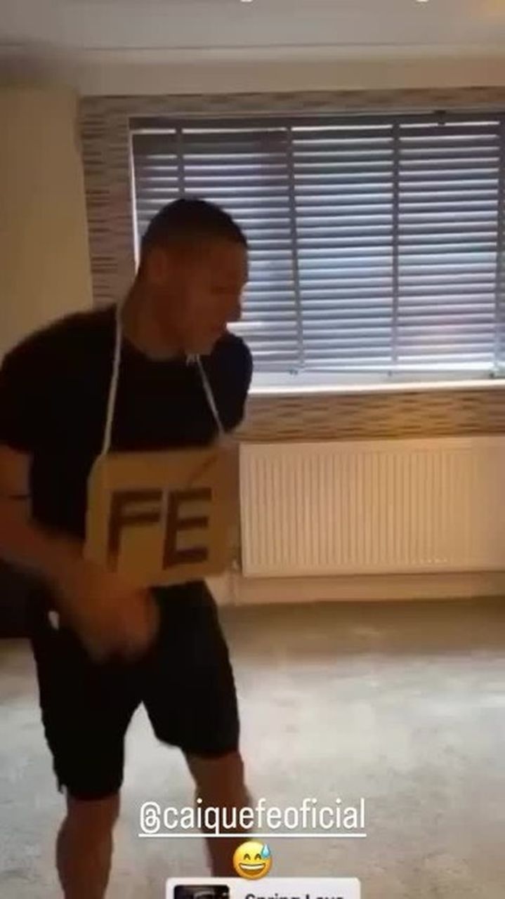 Richarlison segurando cartaz com a palavra fé após partida