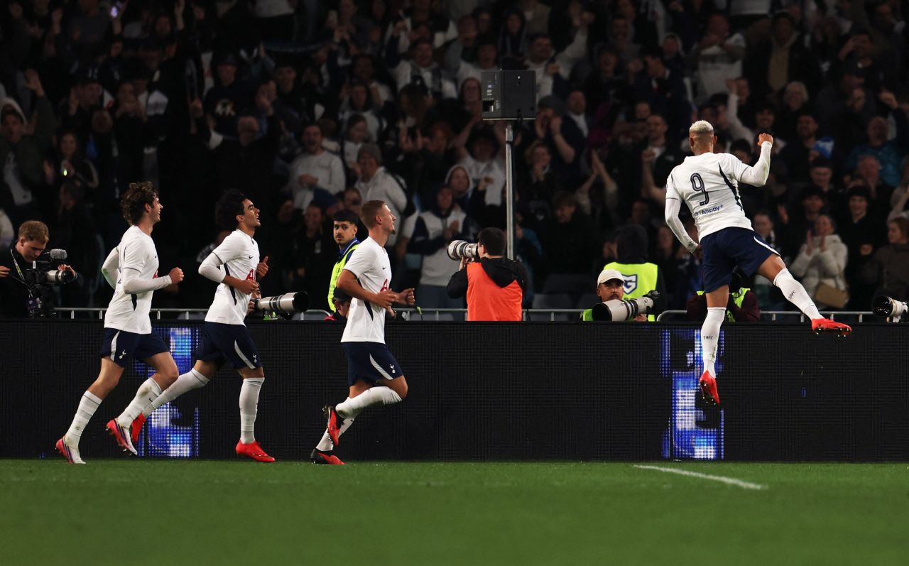 Richarlison comemora gol decisivo contra o Chelsea