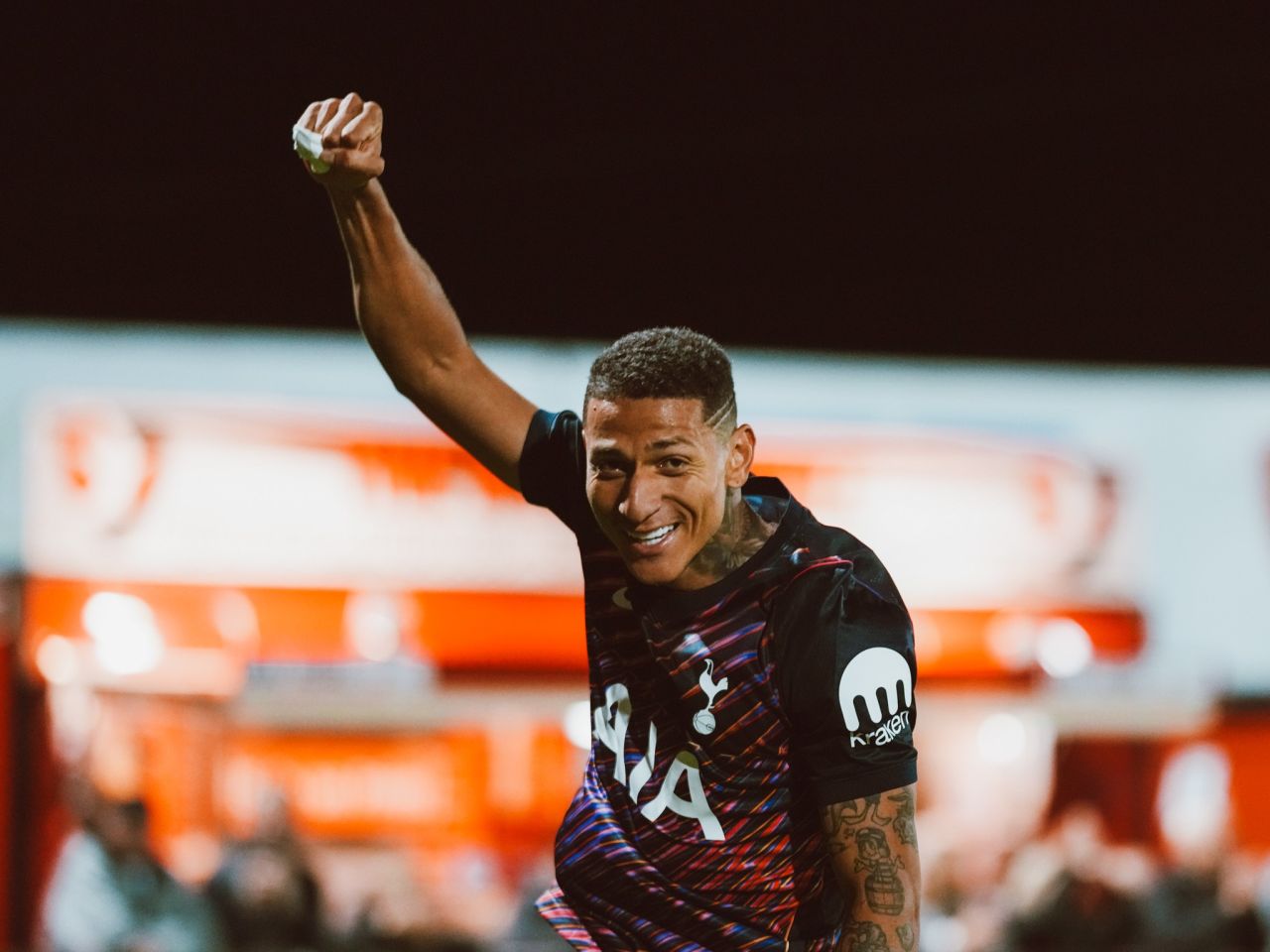 Richarlison comemora gol pelo Tottenham sub-21