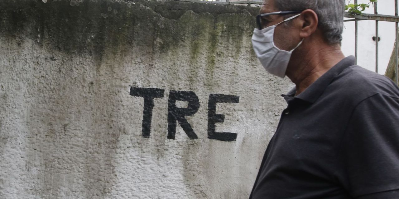 fila de eleitores em frente à escola de votação