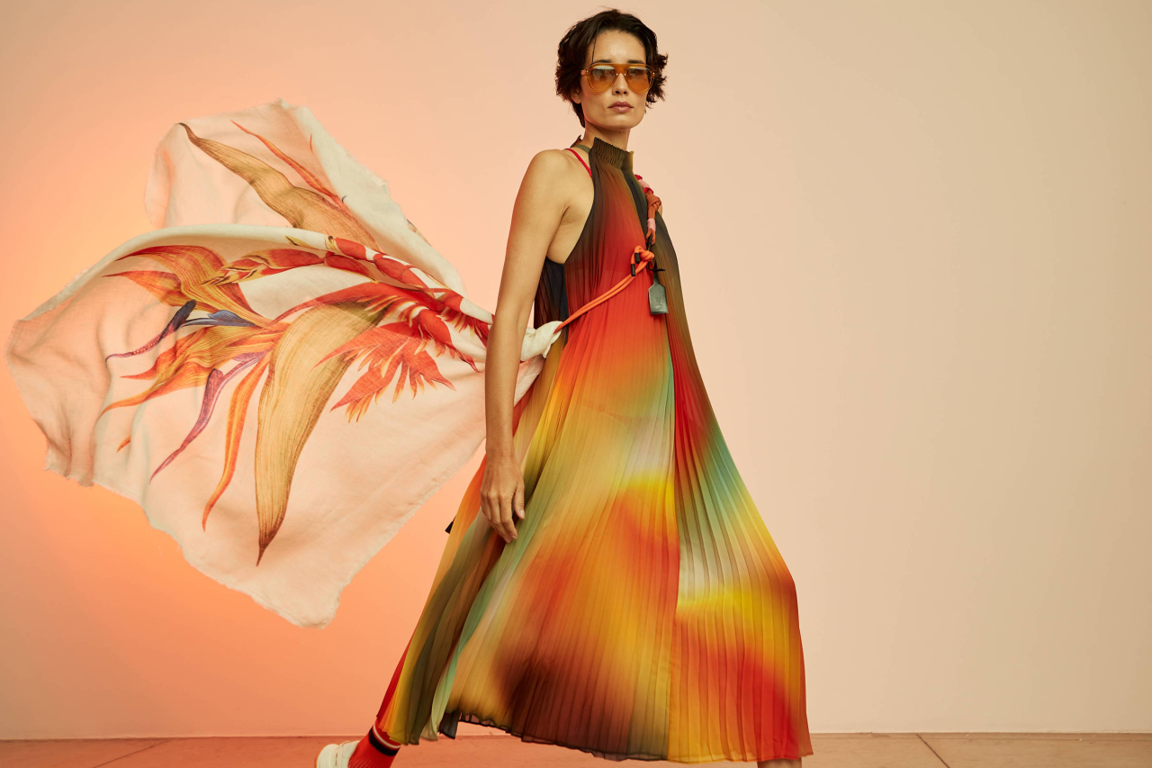 Modelo com look da Misci para desfile na Rio Fashion Week