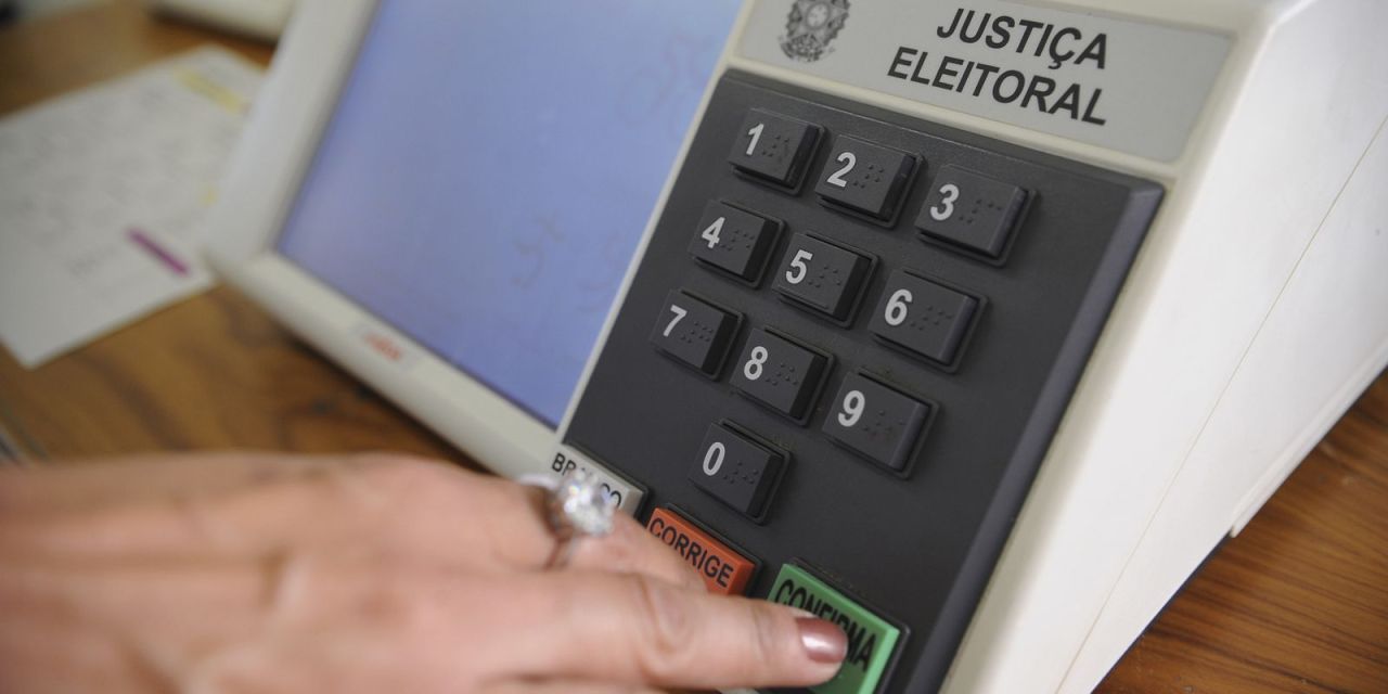 Eleitores aguardando para votar em mesa eleitoral