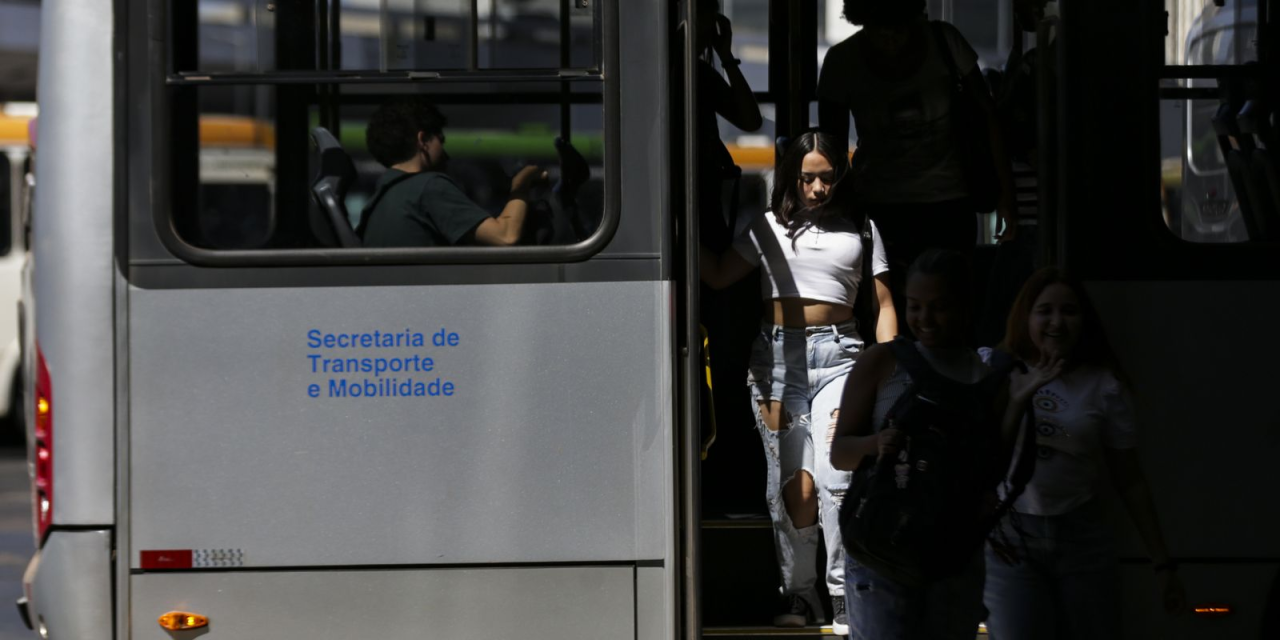 Passageiras em ônibus urbano no Rio de Janeiro