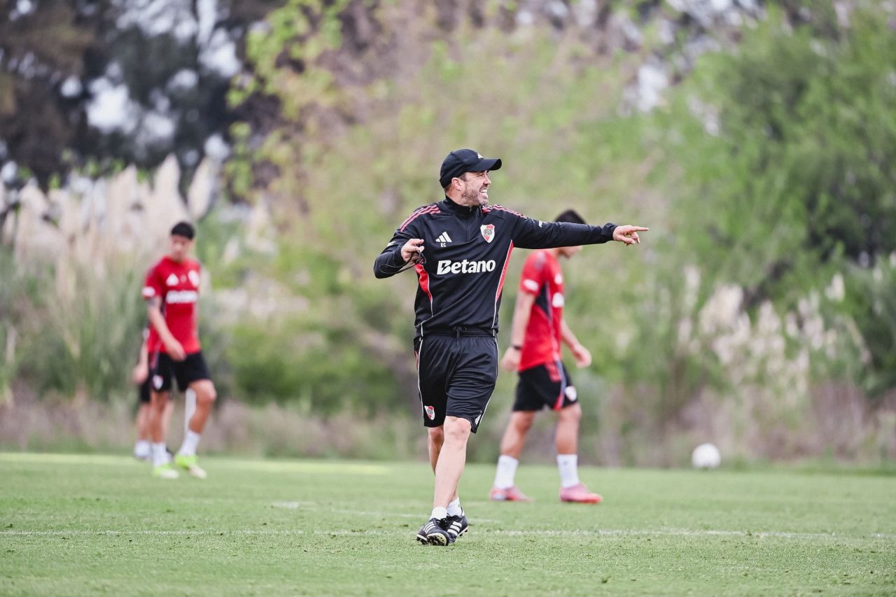 Eduardo Coudet observa o jogo do banco