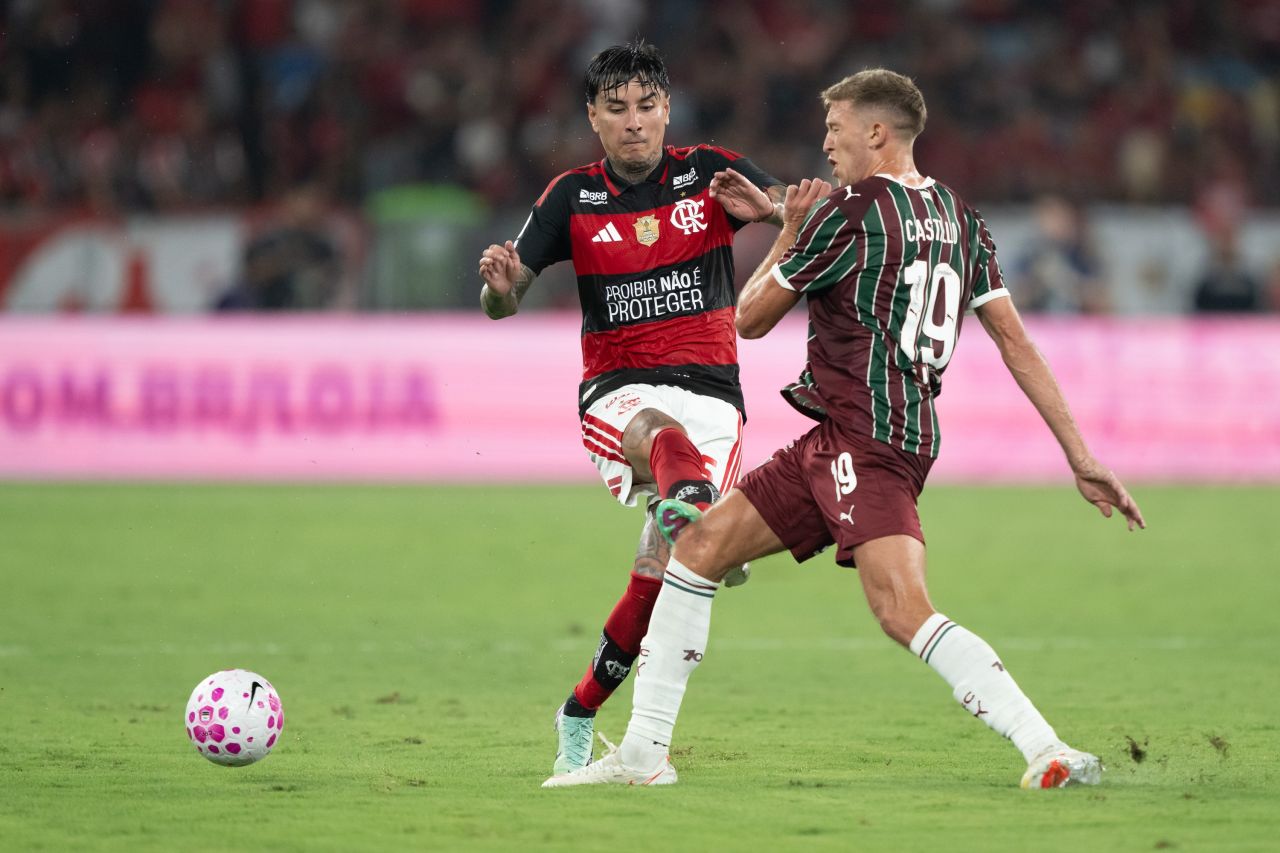 Pulgar disputa a bola e atinge o joelho de Castillo no Maracanã