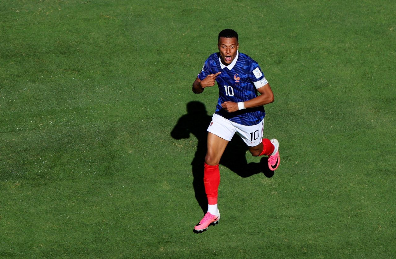 Mbappé comemorando gol da França contra Senegal