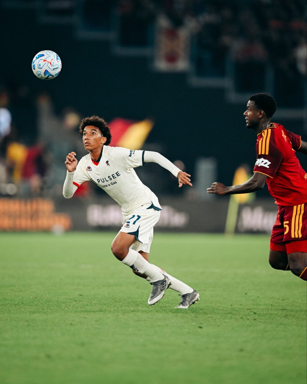 Robinho Jr em ação pelo Genoa
