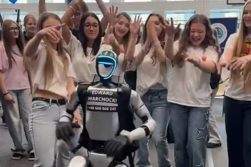 Edward, robô humanoide, em praça de Varsóvia