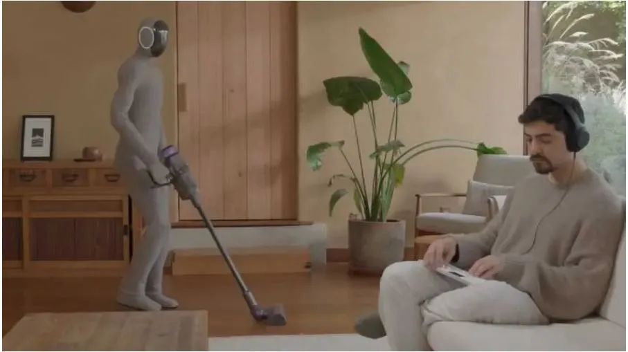 Robô humanoide correndo em pista de competição