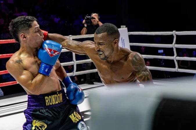 Robson Conceição em pose de treinamento no ringue