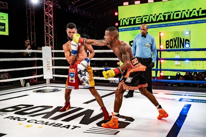 Robson Conceição celebrando vitória no ringue