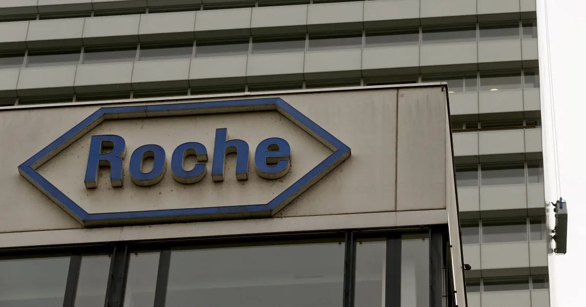 Logo da Roche em fachada de edifício corporativo