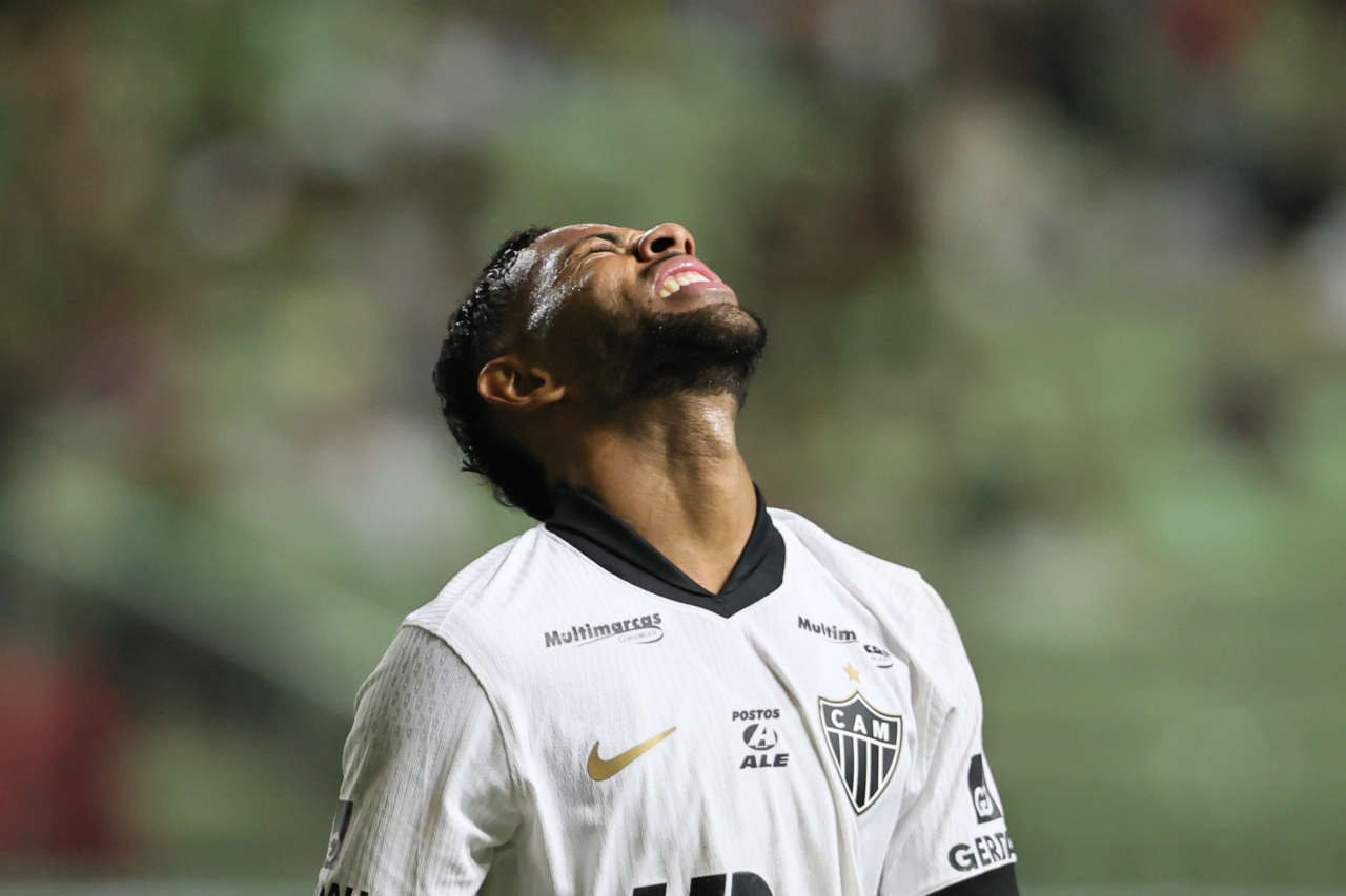 Renan Lodi expulso pelo Atlético-MG e fora do clássico com o Flamengo