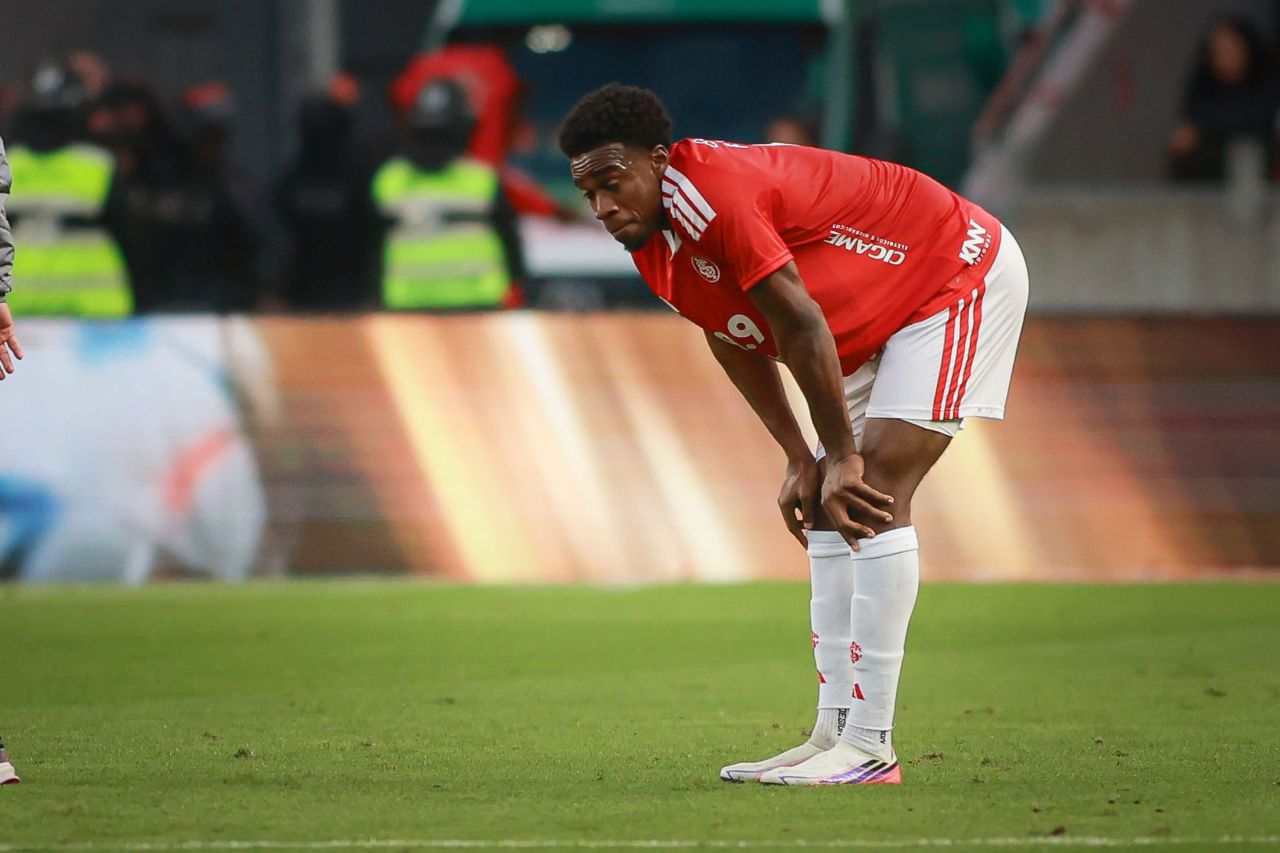 Gustavo Mosquito comemorando gol do Mirassol contra o Coritiba
