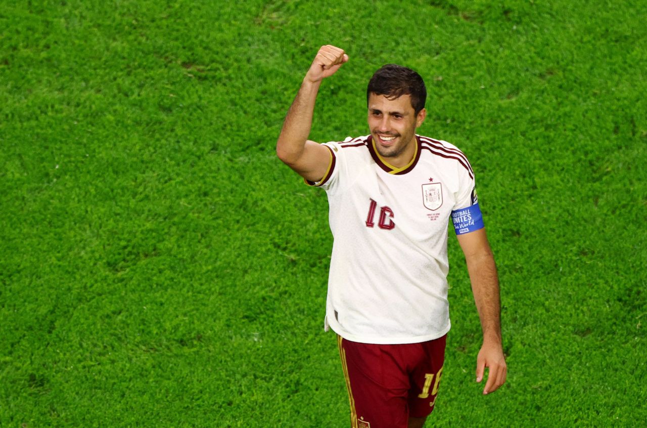 Rodri correndo com a camisa da seleção espanhola