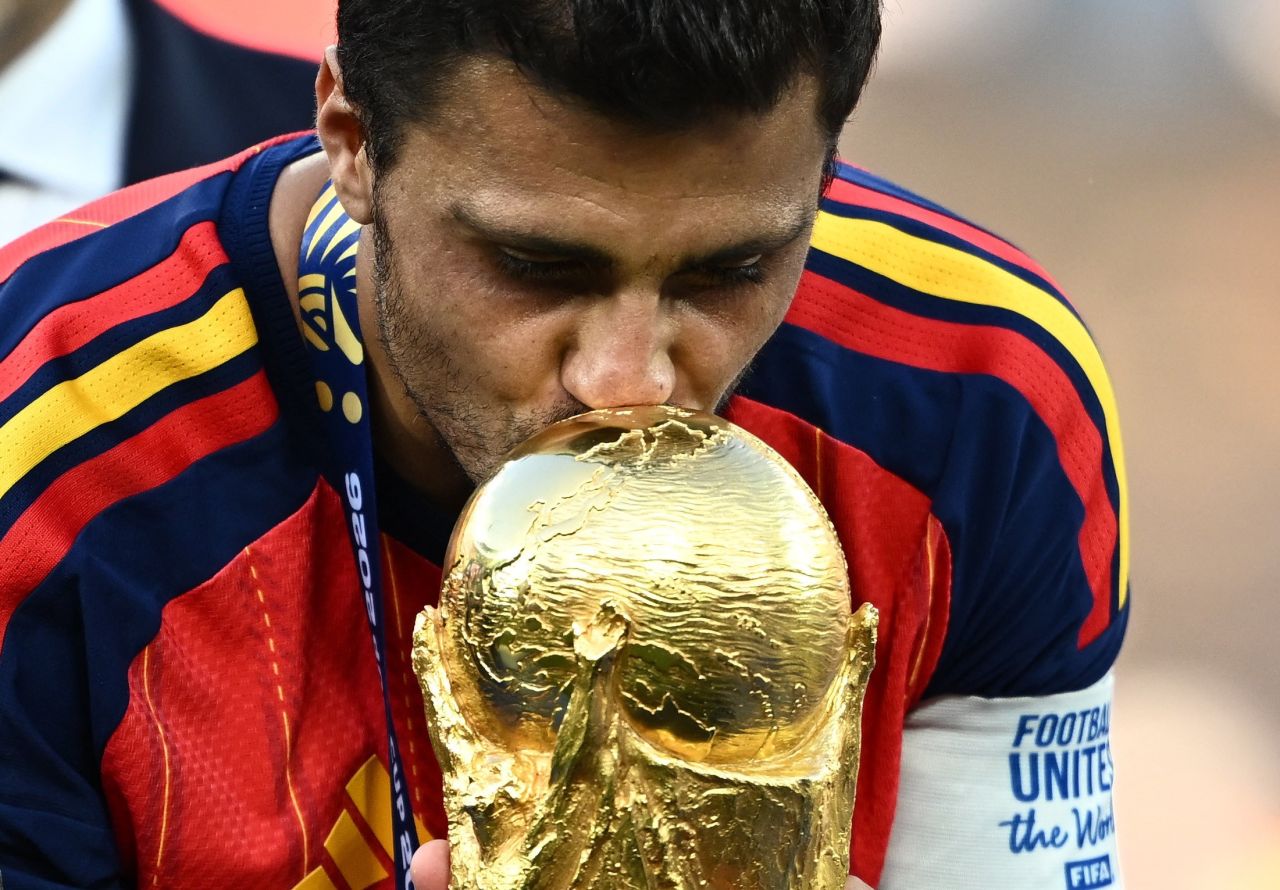 Rodri com a taça da Copa do Mundo