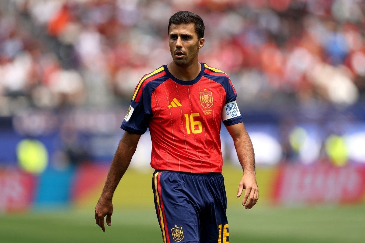 Rodri erguendo a taça da Copa do Mundo 2026 como capitão da Espanha