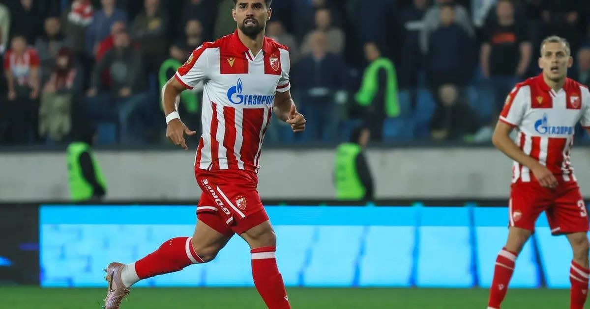 Rodrigão comemora gol decisivo pelo Estrela Vermelha