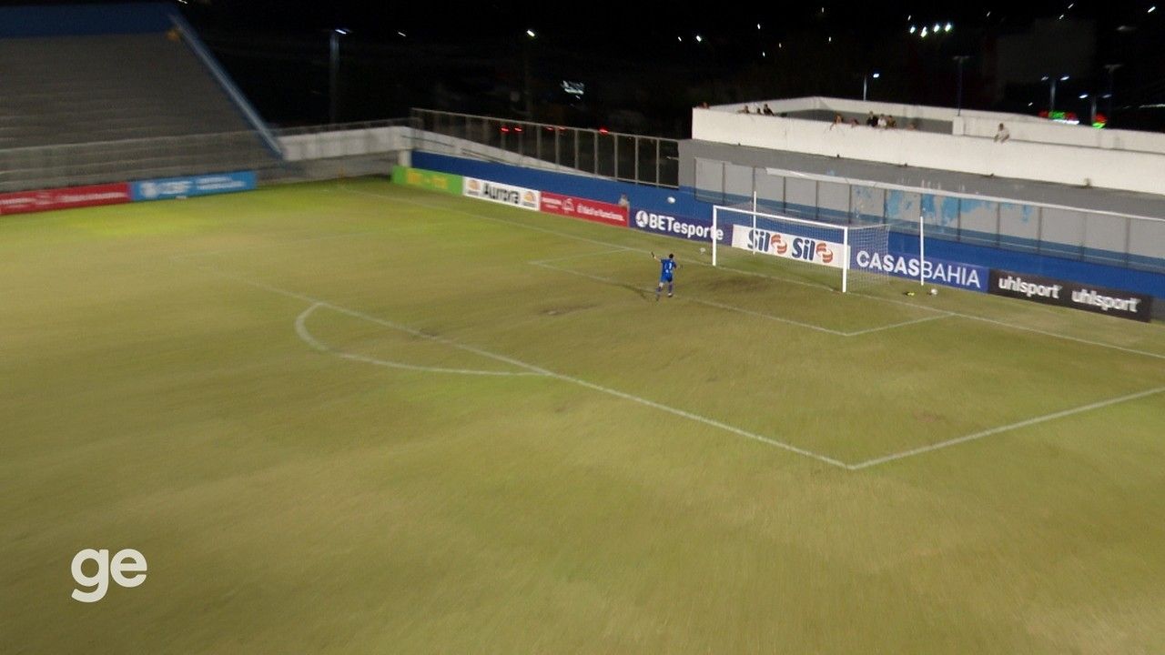 Rodrigo Alves comemorando após gol de longa distância