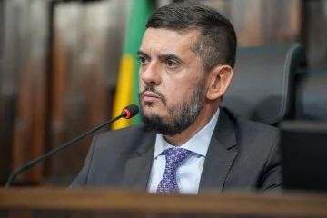 Rodrigo Bacellar escoltado pela polícia