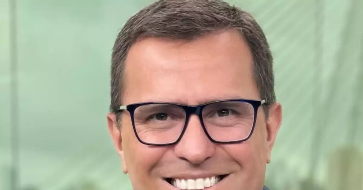 Rodrigo Bocardi sorrindo em cerimônia