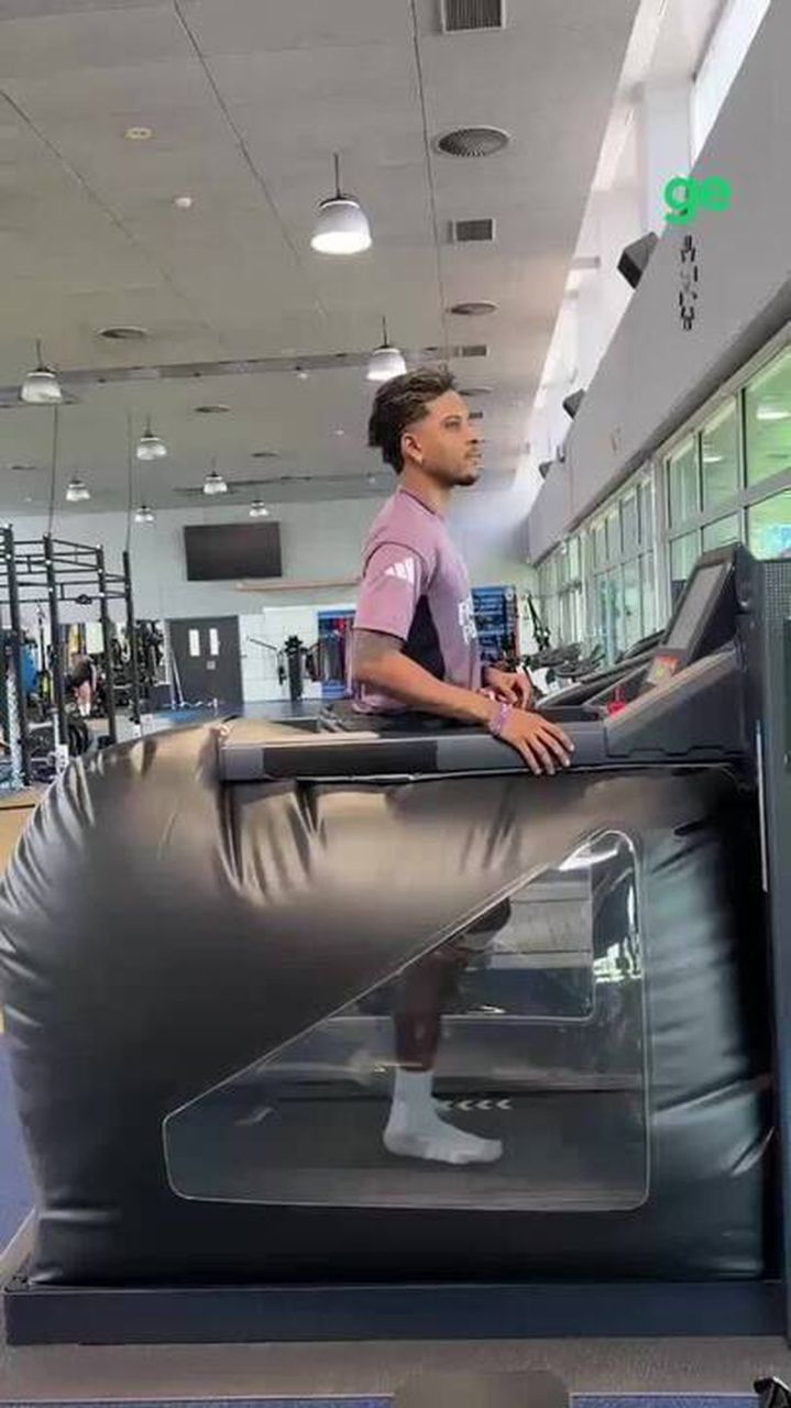 Rodrygo caminhando em esteira antigravidade no CT do Real Madrid