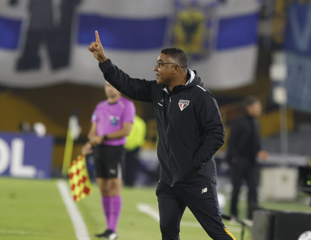 Roger Machado no banco durante Millonarios x São Paulo