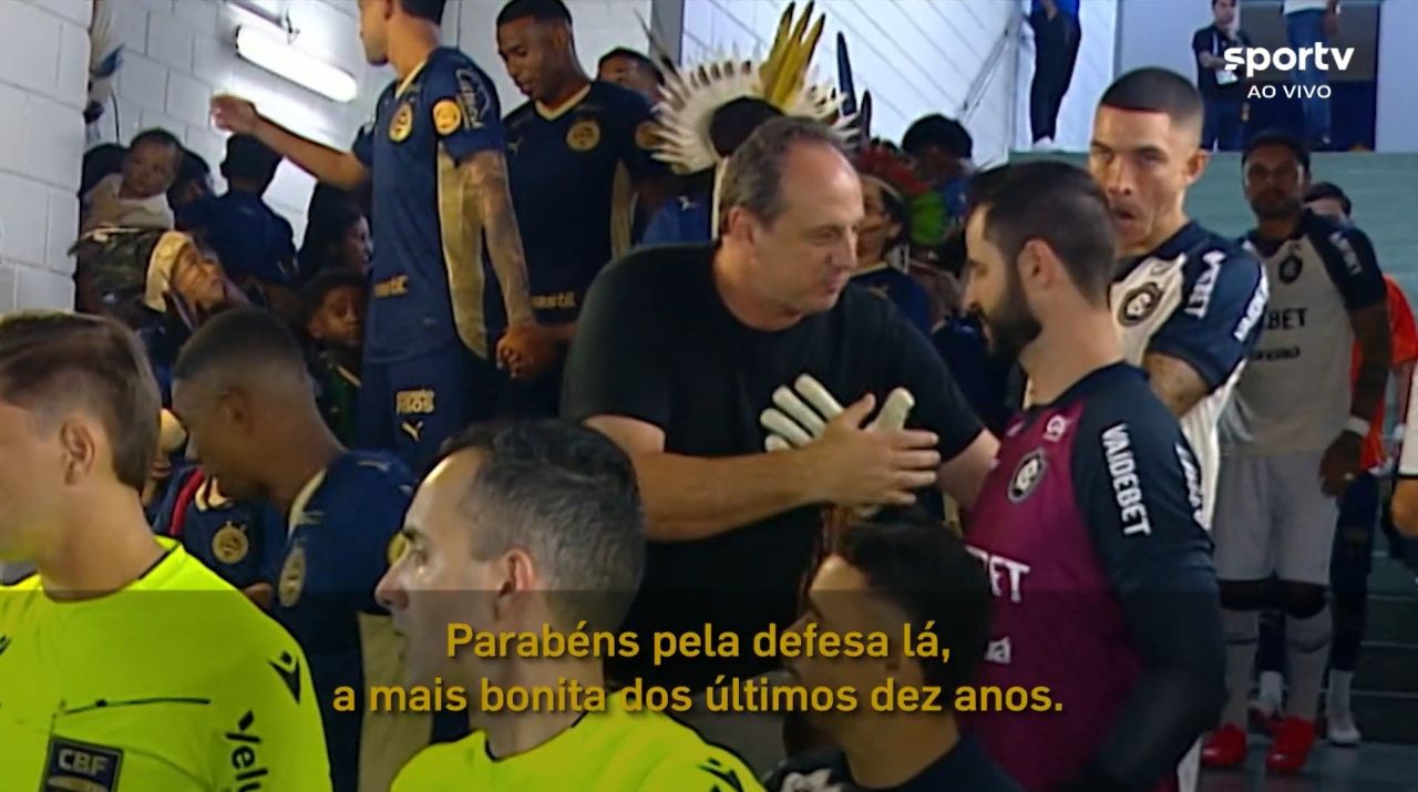 Marcelo Rangel esticando o braço esquerdo em defesa