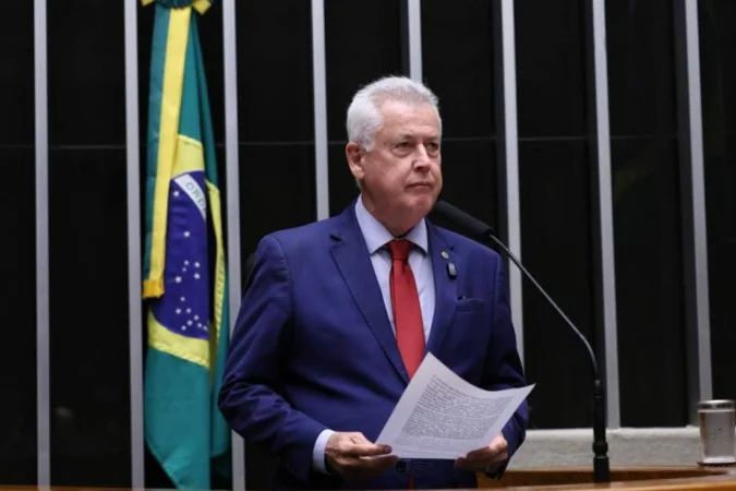 Rodrigo Rollemberg na tribuna da Câmara