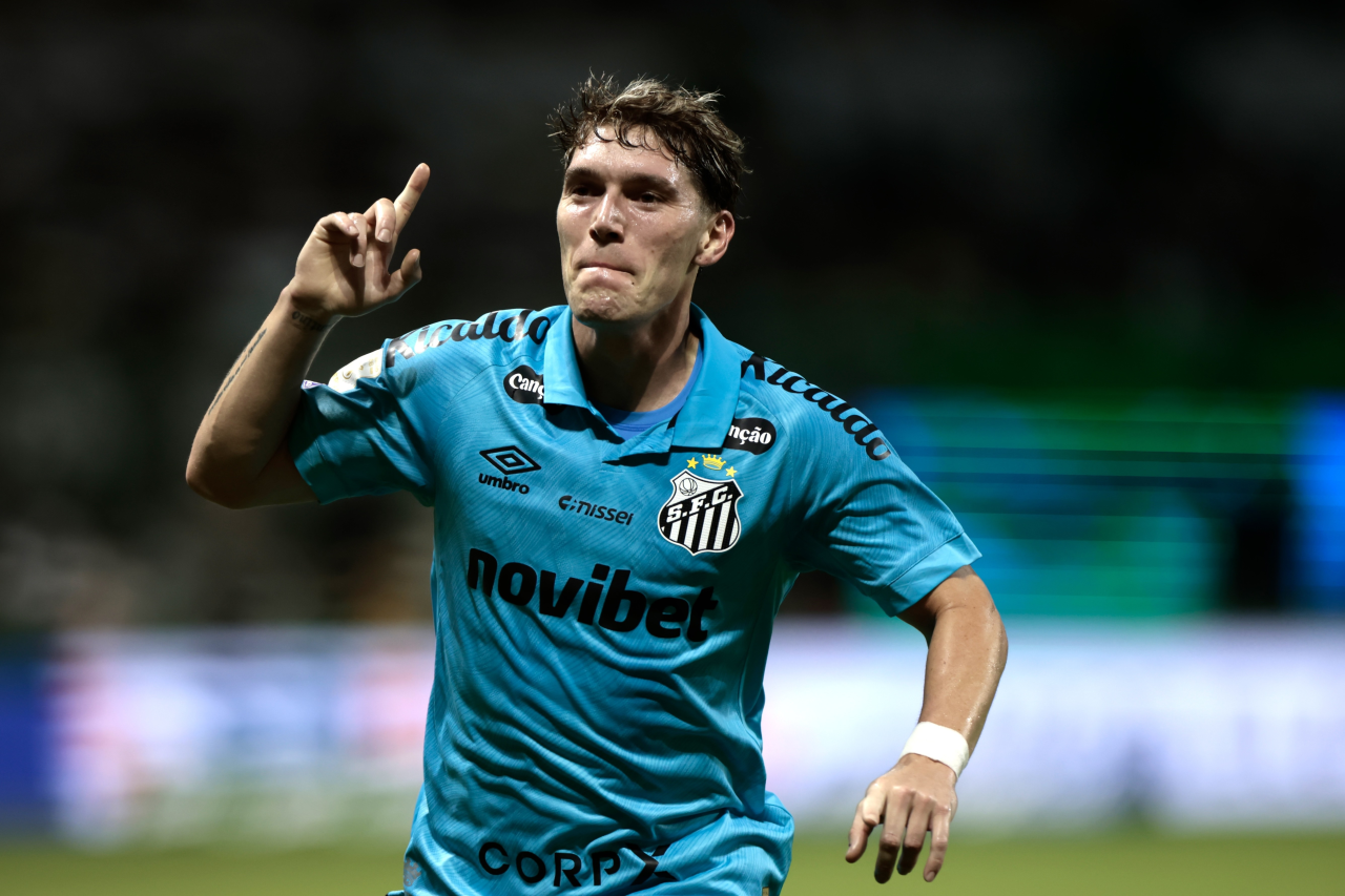Rollheiser comemorando gol pelo Santos