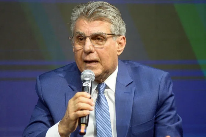 Romero Jucá durante entrevista na rádio