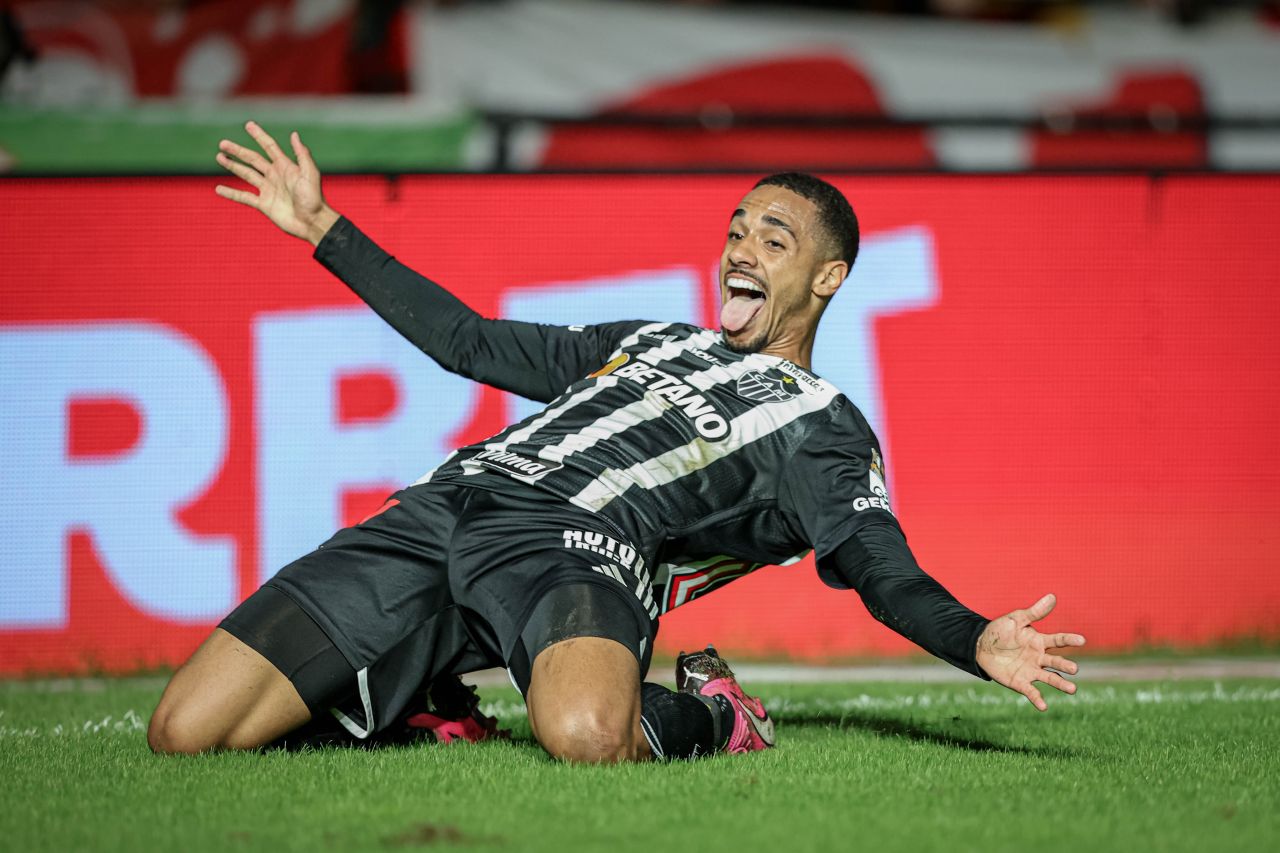 Zagueiro Rômulo Júnior comemorando gol com a camisa do Atlético-MG