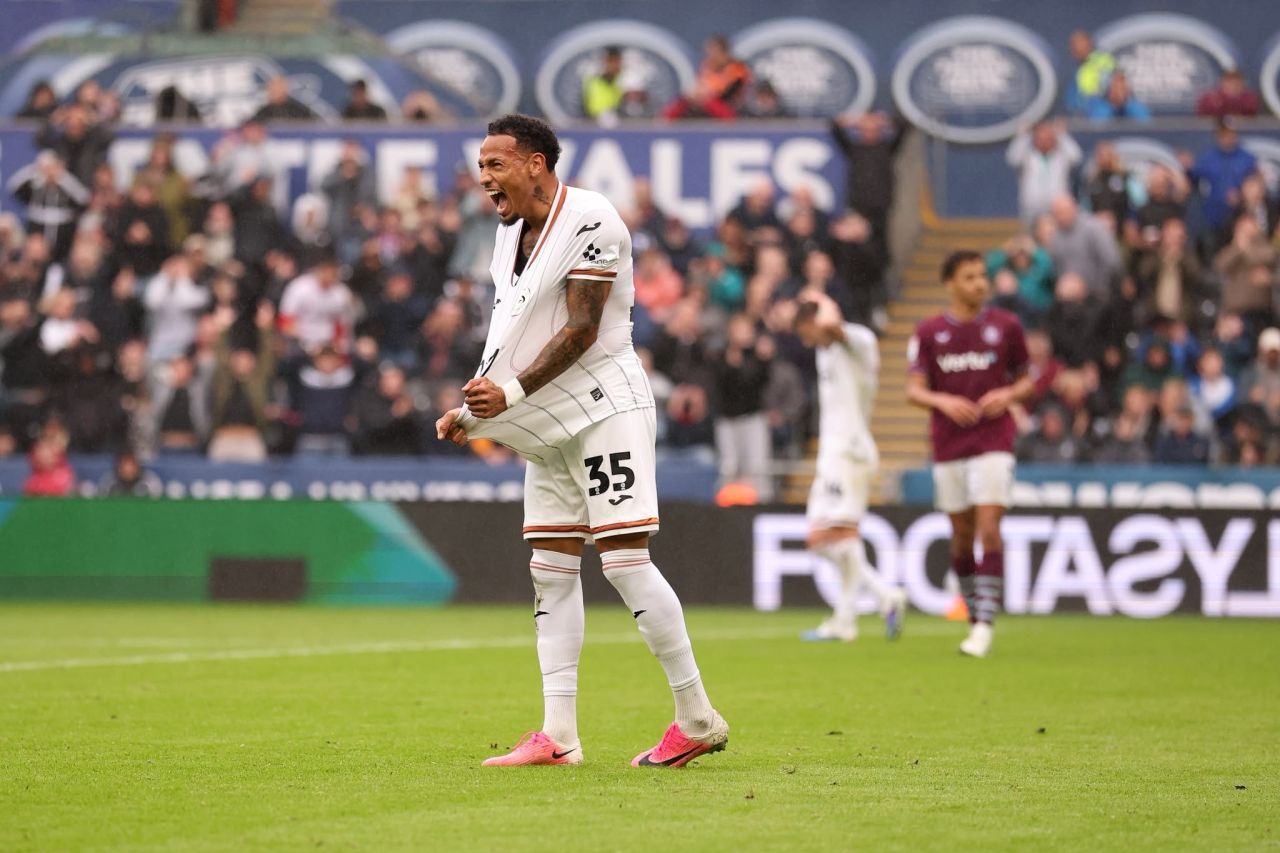 Ronald comemorando gol pelo Swansea
