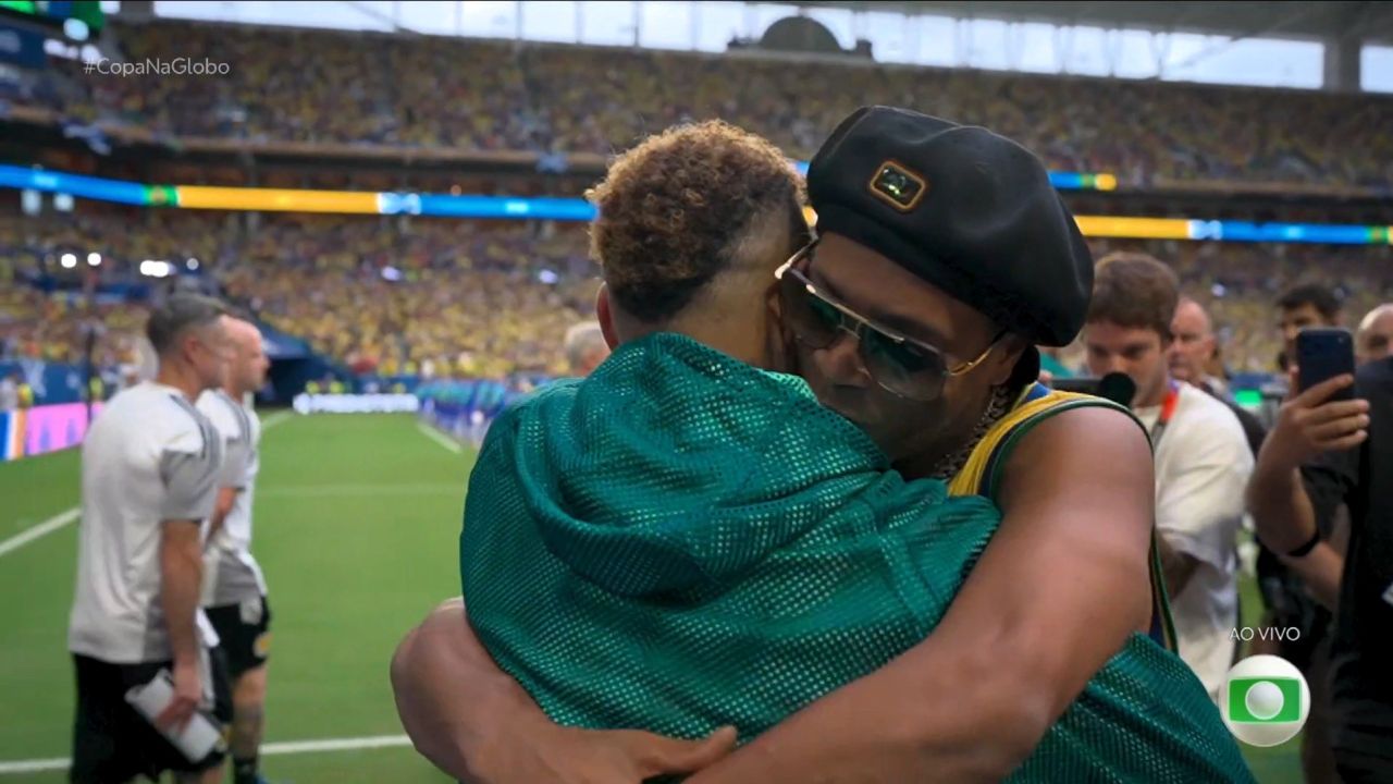 Ronaldinho abraça Ancelotti no gramado