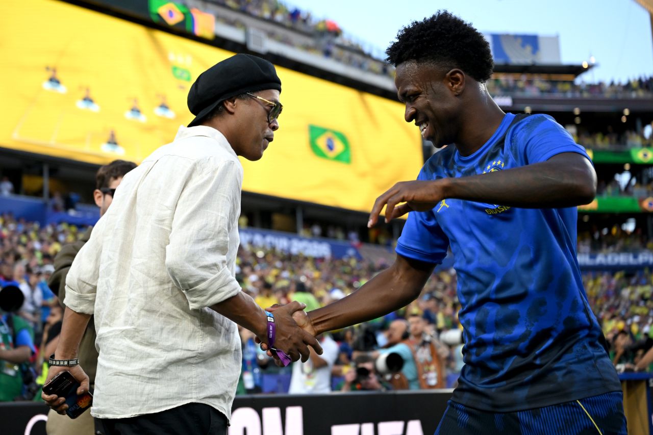 Ronaldinho cumprimenta Marquinhos antes da partida Brasil x Haiti