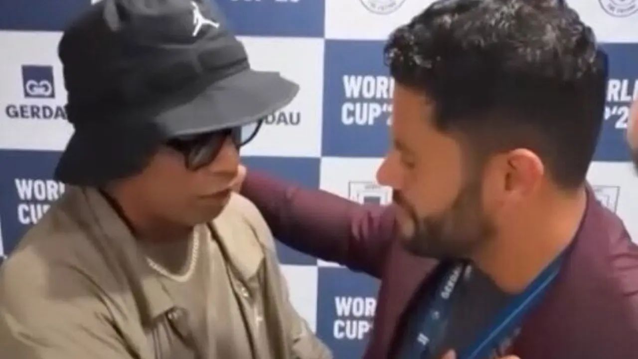 Ronaldinho e Hulk se cumprimentam em evento em Nova York