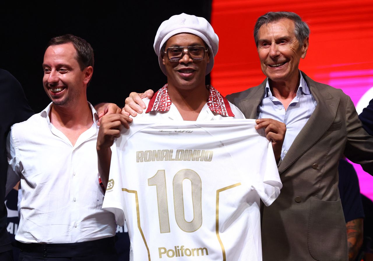 Ronaldinho apresentado pelo Ravenna