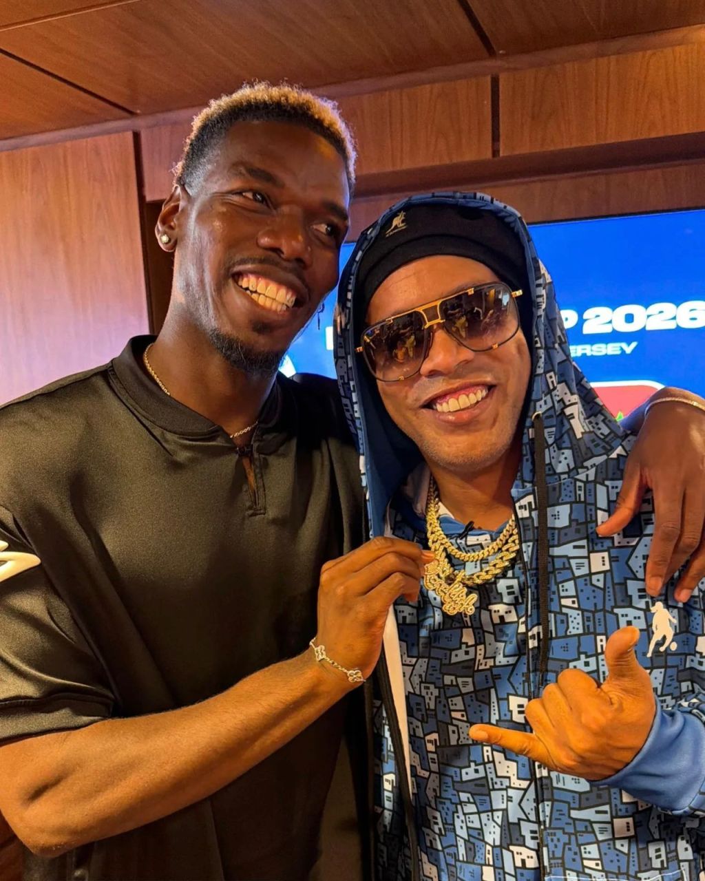 Ronaldinho no camarote durante a estreia do Brasil