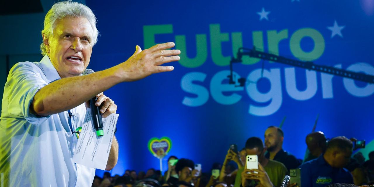 Ronaldo Caiado em evento público anunciando candidatura