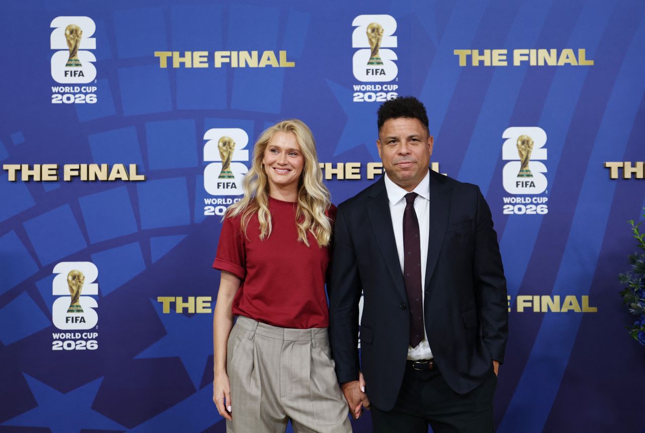 Ronaldo Fenômeno acompanhado de Celina Locks chegando ao estádio