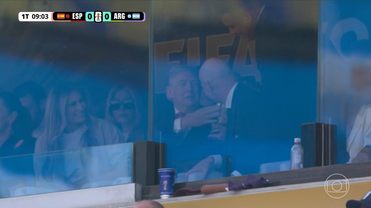 Ronaldo com a taça da Copa no camarote