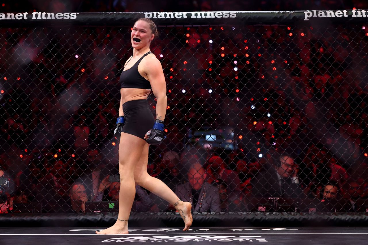 Ronda Rousey comemorando após finalização