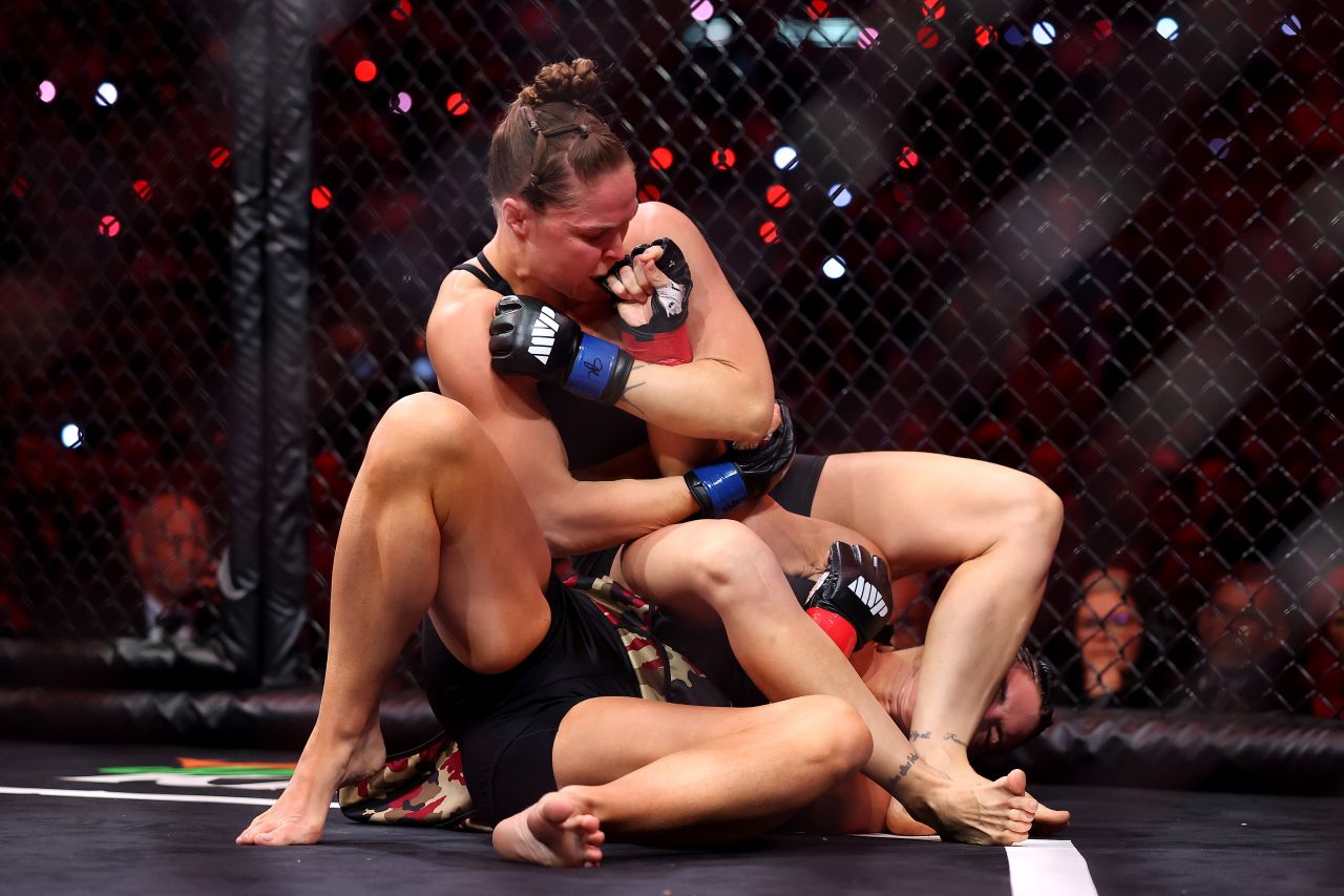 Ronda Rousey aplicando chave de braço em Gina Carano